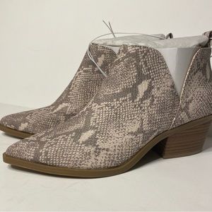 Universal thread snakeskin print booties